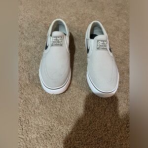 Boys Nike slip on tennis shoes